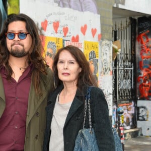 Lulu Gainsbourg et sa mère Bambou devant le 5 bis, rue de Verneuil lors du lancement officiel de l'association Serge Gainsbourg au cabaret Don Camilo à Paris, le 2 avril 2017.© Guirec Coadic/Bestimage