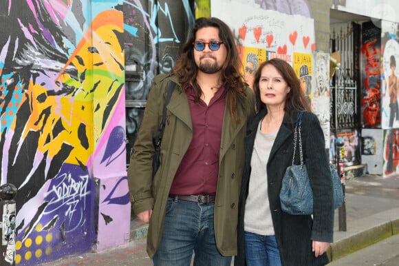 Lulu Gainsbourg et sa mère Bambou devant le 5 bis, rue de Verneuil lors du lancement officiel de l'association Serge Gainsbourg au cabaret Don Camilo à Paris, le 2 avril 2017.© Guirec Coadic/Bestimage