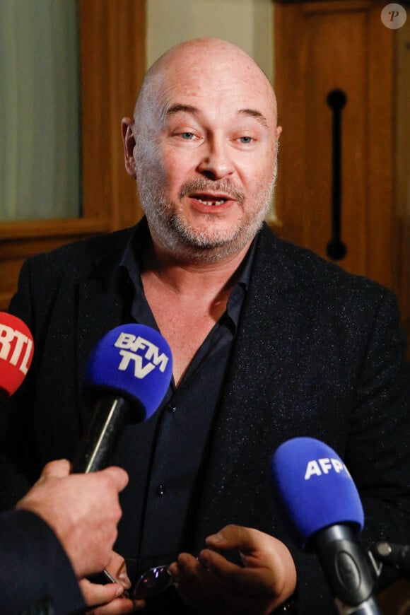 Suspendu de l'antenne après une enquête pour viol, Sébastien Cauet réclame en justice son retour sur NRJ au tribunal de commerce de Paris, France, le 18 mars 2024. L'animateur de radio a assigné la station en justice pour exiger son retour sur les ondes. L'animateur, suspendu depuis novembre dernier de l'antenne de NRJ, fait désormais l'objet d'au moins 5 plaintes pour viol ou agression sexuelle. © Christiophe Clovis/Bestimage