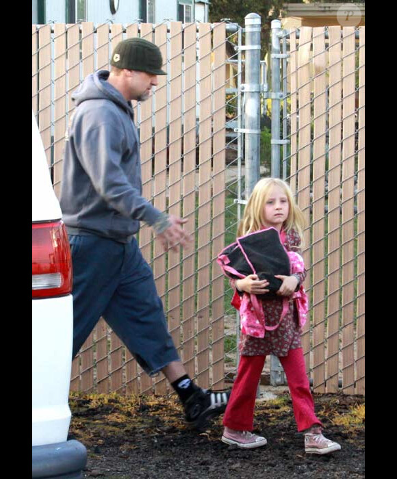 Le mari de Sandra Bullock, Jesse James, conduit sa fille à l'école en mars 2010.