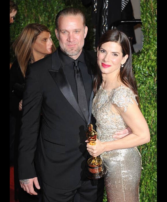 Sandra Bullock et son mari Jesse James posent lors de la soirée Vanity Fair, après la cérémonie des Oscars, en mars 2010