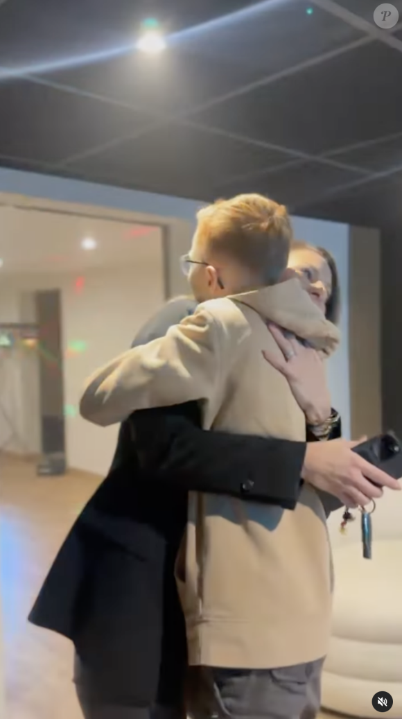 Une magnifique scène d'amour entre un fils et sa maman