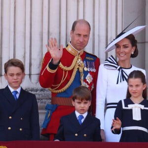 Le prince William, prince de Galles, Catherine (Kate) Middleton, princesse de Galles, le prince George de Galles, le prince Louis de Galles, et la princesse Charlotte de Galles - Les membres de la famille royale britannique au balcon du Palais de Buckingham lors de la parade militaire "Trooping the Colour" à Londres, Royaume Uni, le 15 juin 2024. © Ian Vogler/MirrorPix/Bestimage