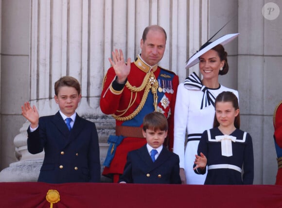 Le prince William, prince de Galles, Catherine (Kate) Middleton, princesse de Galles, le prince George de Galles, le prince Louis de Galles, et la princesse Charlotte de Galles - Les membres de la famille royale britannique au balcon du Palais de Buckingham lors de la parade militaire "Trooping the Colour" à Londres, Royaume Uni, le 15 juin 2024. © Ian Vogler/MirrorPix/Bestimage