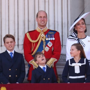 Le prince William, prince de Galles, Catherine (Kate) Middleton, princesse de Galles, le prince George de Galles, le prince Louis de Galles, et la princesse Charlotte de Galles - Les membres de la famille royale britannique au balcon du Palais de Buckingham lors de la parade militaire "Trooping the Colour" à Londres, Royaume Uni, le 15 juin 2024. © Ian Vogler/MirrorPix/Bestimage