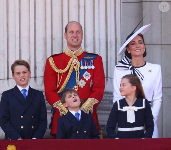 Le prince William, prince de Galles, Catherine (Kate) Middleton, princesse de Galles, le prince George de Galles, le prince Louis de Galles, et la princesse Charlotte de Galles - Les membres de la famille royale britannique au balcon du Palais de Buckingham lors de la parade militaire "Trooping the Colour" à Londres, Royaume Uni, le 15 juin 2024. © Ian Vogler/MirrorPix/Bestimage