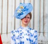 Aujourd'hui, elle a bien grandi
Londres, ROYAUME-UNI - La famille royale britannique s'est rassemblée sur le balcon du palais de Buckingham pour assister au défilé aérien lors de la cérémonie du Trooping the Colour 2024, célébrant l'anniversaire officiel de la monarque à Londres. Sur la photo : Sophie Duchesse d'Edimbourg (Sophie Rhys-Jones, duchesse d'Edimbourg), Prince Edward (Le prince Edward, duc d'Edimbourg), Lady Louise Windsor (Louise Mountbatten-Windsor (Lady Louise Windsor).