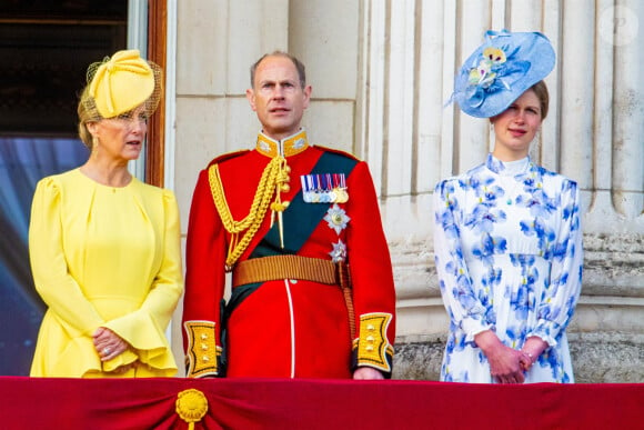 Aujourd'hui, elle a bien grandi
Londres, ROYAUME-UNI - La famille royale britannique s'est rassemblée sur le balcon du palais de Buckingham pour assister au défilé aérien lors de la cérémonie du Trooping the Colour 2024, célébrant l'anniversaire officiel de la monarque à Londres. Sur la photo : Sophie Duchesse d'Edimbourg (Sophie Rhys-Jones, duchesse d'Edimbourg), Prince Edward (Le prince Edward, duc d'Edimbourg), Lady Louise Windsor (Louise Mountbatten-Windsor (Lady Louise Windsor).