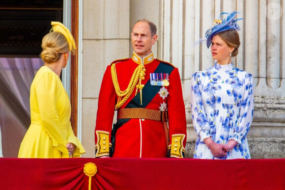 Elle étudie dans une célèbre université du Royaume-Uni
Londres, ROYAUME-UNI - La famille royale britannique s'est rassemblée sur le balcon du palais de Buckingham pour assister au défilé aérien lors de la cérémonie du Trooping the Colour 2024, célébrant l'anniversaire officiel de la monarque à Londres. Sur la photo : Sophie Duchesse d'Edimbourg (Sophie Rhys-Jones, duchesse d'Edimbourg), Prince Edward (Le prince Edward, duc d'Edimbourg), Lady Louise Windsor (Louise Mountbatten-Windsor (Lady Louise Windsor).
Traduit avec DeepL.com (version gratuite)