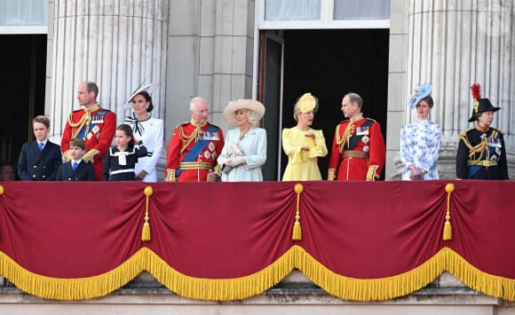 Le prince William, prince de Galles, Catherine (Kate) Middleton, princesse de Galles, le prince George de Galles, le prince Louis de Galles, la princesse Charlotte de Galles, le roi Charles III d'Angleterre, Camilla Parker Bowles, reine consort d'Angleterre, Sophie Rhys-Jones, duchesse d'Edimbourg, le prince Edward, duc d'Edimbourg et Louise Mountbatten-Windsor (Lady Louise Windsor), La princesse Anne - Les membres de la famille royale britannique au balcon du Palais de Buckingham lors de la parade militaire "Trooping the Colour" à Londres, Royaume Uni, le 15 juin 2024. © Backgrid UK/Bestimage 