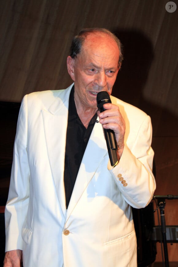 Charles Dumont en concert dans le salon Gustave Eiffel au premier étage de la Tour Eiffel à Paris le 4 octobre 2019. © Philippe Baldini/bestimage