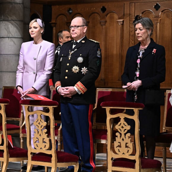 A l'intérieur, le couple princier a rejoint les soeurs d'Albert : Caroline et Stéphanie de Monaco
Stéphanie de Monaco, Charlene et Albert de Monaco ainsi que Caroline de Monaco lors de la messe à la Cathédrale de Monaco pour la fête nationale monégasque le 19 novembre 2024 à Monaco Photo by David NIVIERE/ABACAPRESS.COM