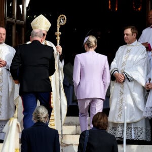 Le prince Albert II et la princesse Charlene de Monaco - La famille princière de Monaco arrive à la cathédrale Notre-Dame Immaculée pour la messe solennelle d'action de grâce et un Te Deum, à l'occasion de la Fête Nationale de Monaco le 19 novembre 2024. © Dominique Jacovides - Bruno bebert / Bestimage 