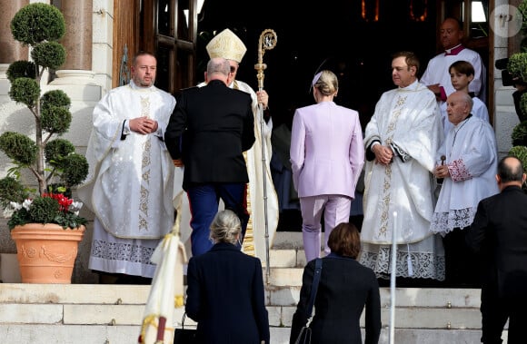 Le prince Albert II et la princesse Charlene de Monaco - La famille princière de Monaco arrive à la cathédrale Notre-Dame Immaculée pour la messe solennelle d'action de grâce et un Te Deum, à l'occasion de la Fête Nationale de Monaco le 19 novembre 2024. © Dominique Jacovides - Bruno bebert / Bestimage 