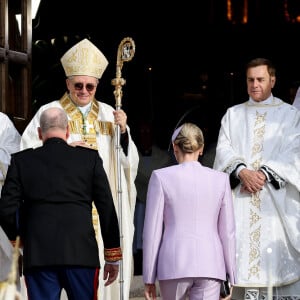 Elle a gravi les marches de la Cathédrale avec Albert afin de prendre place 
Le prince Albert II et la princesse Charlene de Monaco - La famille princière de Monaco arrive à la cathédrale Notre-Dame Immaculée pour la messe solennelle d'action de grâce et un Te Deum, à l'occasion de la Fête Nationale de Monaco le 19 novembre 2024. © Dominique Jacovides - Bruno bebert / Bestimage 