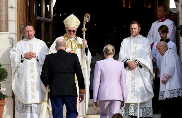 Elle a gravi les marches de la Cathédrale avec Albert afin de prendre place 
Le prince Albert II et la princesse Charlene de Monaco - La famille princière de Monaco arrive à la cathédrale Notre-Dame Immaculée pour la messe solennelle d'action de grâce et un Te Deum, à l'occasion de la Fête Nationale de Monaco le 19 novembre 2024. © Dominique Jacovides - Bruno bebert / Bestimage 