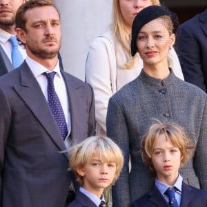 Ce mardi 19 novembre est une journée importante pour la famille princière puisqu'il s'agit de la fête nationale de Monaco. 
Andrea Casiraghi, Beatrice Borromeo, Francesco Casiraghi, Stefano Casiraghi dans la cour du palais princier le jour de la fête nationale de Monaco le 19 novembre 2024. © Jean-Charles Vinaj / Pool Monaco / Bestimage