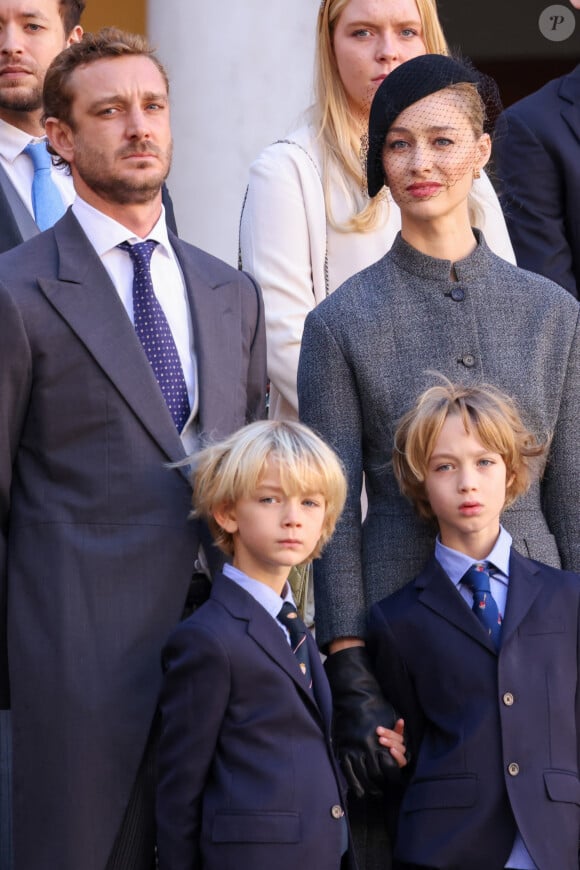 Ce mardi 19 novembre est une journée importante pour la famille princière puisqu'il s'agit de la fête nationale de Monaco. 
Andrea Casiraghi, Beatrice Borromeo, Francesco Casiraghi, Stefano Casiraghi dans la cour du palais princier le jour de la fête nationale de Monaco le 19 novembre 2024. © Jean-Charles Vinaj / Pool Monaco / Bestimage