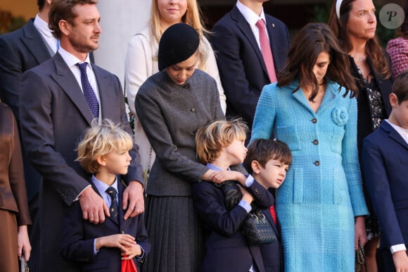 Le couple n'hésite pas à se rendre en famille aux événements du Rocher et a montré aux fans de leur famille ainsi qu'aux citoyens monégasques à quel point leurs enfants ont grandi. 
Pierre Casiraghi, Beatrice Borromeo, charlotte Casiraghi, Stefano et Francesco Casiraghi, Balthazar Rassam, Raphaël Elmaleh dans la cour du palais princier le jour de la fête nationale de Monaco le 19 novembre 2024. © Jean-Charles Vinaj / Pool Monaco / Bestimage