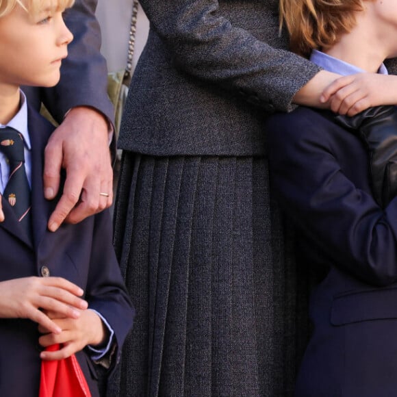 Le couple n'hésite pas à se rendre en famille aux événements du Rocher et a montré aux fans de leur famille ainsi qu'aux citoyens monégasques à quel point leurs enfants ont grandi. 
Pierre Casiraghi, Beatrice Borromeo, charlotte Casiraghi, Stefano et Francesco Casiraghi, Balthazar Rassam, Raphaël Elmaleh dans la cour du palais princier le jour de la fête nationale de Monaco le 19 novembre 2024. © Jean-Charles Vinaj / Pool Monaco / Bestimage