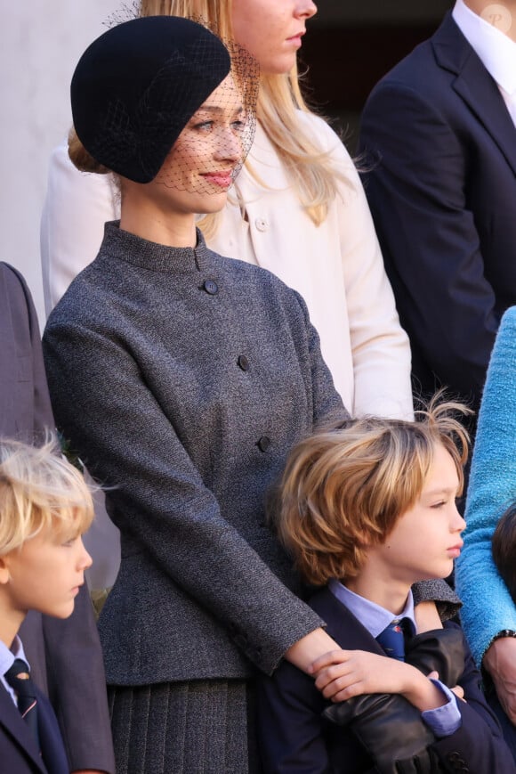 Pour l'occasion, Beatrice et Pierre, et leurs fils, ont opté pour des tenues très chics. 
Beatrice Borromeo, Stefano et Francesco Casiraghi dans la cour du palais princier le jour de la fête nationale de Monaco le 19 novembre 2024. © Jean-Charles Vinaj / Pool Monaco / Bestimage