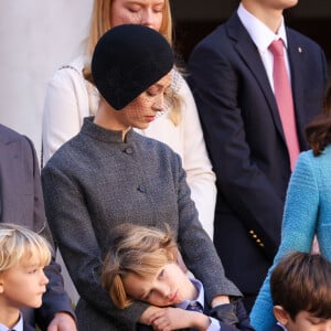 Ils ont tous les quatre posé fièrement devant les photographes pour des clichés où on les voit, notamment, plein de tendresse et qui ne manqueront pas d'attendrir leurs fans à travers le monde. 
Pierre Casiraghi, Beatrice Borromeo, charlotte Casiraghi, Stefano et Francesco Casiraghi, Balthazar Rassam, Raphaël Elmaleh dans la cour du palais princier le jour de la fête nationale de Monaco le 19 novembre 2024. © Jean-Charles Vinaj / Pool Monaco / Bestimage