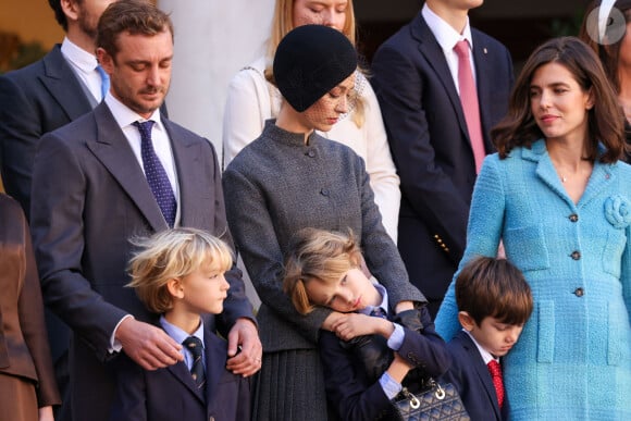 Ils ont tous les quatre posé fièrement devant les photographes pour des clichés où on les voit, notamment, plein de tendresse et qui ne manqueront pas d'attendrir leurs fans à travers le monde. 
Pierre Casiraghi, Beatrice Borromeo, charlotte Casiraghi, Stefano et Francesco Casiraghi, Balthazar Rassam, Raphaël Elmaleh dans la cour du palais princier le jour de la fête nationale de Monaco le 19 novembre 2024. © Jean-Charles Vinaj / Pool Monaco / Bestimage