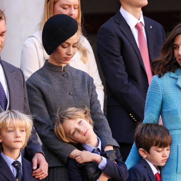 Pierre Casiraghi, Beatrice Borromeo, charlotte Casiraghi, Stefano et Francesco Casiraghi, Balthazar Rassam, Raphaël Elmaleh dans la cour du palais princier le jour de la fête nationale de Monaco le 19 novembre 2024. © Jean-Charles Vinaj / Pool Monaco / Bestimage