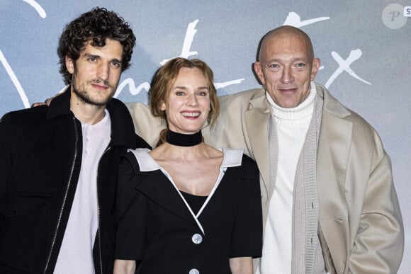 Lors de la première du film "Saint-Ex" dans lequel il joue, Vincent Cassel s'est fait un plaisir de poser avec ses collègues mais aussi avec sa compagne dont le ventre arrondi était caché par sa tenue sombre et sage !
Louis Garrel, Diane Kruger, Vincent Cassel lors de la première du film "Saint-Ex" au cinéma Pathé Wepler à Paris le 19 novembre 2024. © Olivier Borde / Bestimage