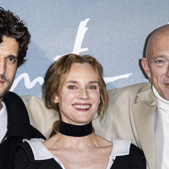 Lors de la première du film "Saint-Ex" dans lequel il joue, Vincent Cassel s'est fait un plaisir de poser avec ses collègues mais aussi avec sa compagne dont le ventre arrondi était caché par sa tenue sombre et sage !
Louis Garrel, Diane Kruger, Vincent Cassel lors de la première du film "Saint-Ex" au cinéma Pathé Wepler à Paris le 19 novembre 2024. © Olivier Borde / Bestimage