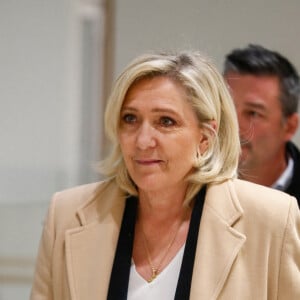 L'ex-présidente du parti d'extrême droite français Rassemblement national (RN) Marine Le Pen arrive au palais de justice de Paris pour son procès pour soupçons de détournement de fonds publics européens, à Paris, le 18 novembre 2024. © Christophe Clovis/Bestimage 