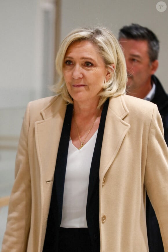 L'ex-présidente du parti d'extrême droite français Rassemblement national (RN) Marine Le Pen arrive au palais de justice de Paris pour son procès pour soupçons de détournement de fonds publics européens, à Paris, le 18 novembre 2024. © Christophe Clovis/Bestimage 