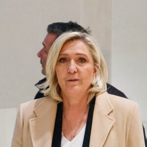 L'ex-présidente du parti d'extrême droite français Rassemblement national (RN) Marine Le Pen arrive au palais de justice de Paris pour son procès pour soupçons de détournement de fonds publics européens, à Paris, le 18 novembre 2024. © Christophe Clovis/Bestimage 