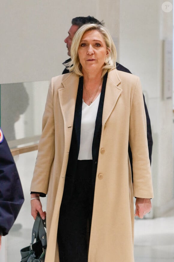 L'ex-présidente du parti d'extrême droite français Rassemblement national (RN) Marine Le Pen arrive au palais de justice de Paris pour son procès pour soupçons de détournement de fonds publics européens, à Paris, le 18 novembre 2024. © Christophe Clovis/Bestimage 