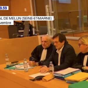 A rappeler que le célèbre comédien avait percuté de plein fouet la voiture d'une famille d'immigrés turcs, faisant ainsi trois blessés graves.
Pierre Palmade au tribunal de Melun avec ses avocats pour son procès pour blessures involontaires à la suite d'un accident de la route en février 2023 dans lequel sa voiture a percuté un autre véhicule à Melun le 20 novembre 2024. © BFM TV via Bestimage