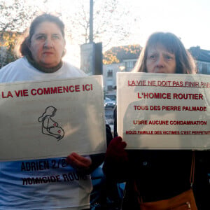 La mère de Adrien, victime d'un accident de la route, manifeste devant le tribunal de Melun à l'ouverture du procès de Pierre Palmade pour demander la condamnation des auteurs d'homicide routier le 20 novembre 2024. Son fils Adrien est mort le 2 février 2018. © Christophe Clovis / Bestimage