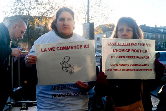 La mère de Adrien, victime d'un accident de la route, manifeste devant le tribunal de Melun à l'ouverture du procès de Pierre Palmade pour demander la condamnation des auteurs d'homicide routier le 20 novembre 2024. Son fils Adrien est mort le 2 février 2018. © Christophe Clovis / Bestimage