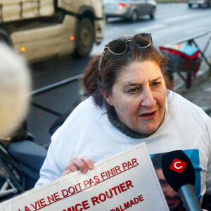 La mère de Adrien, victime d'un accident de la route, manifeste devant le tribunal de Melun à l'ouverture du procès de Pierre Palmade pour demander la condamnation des auteurs d'homicide routier le 20 novembre 2024. Son fils Adrien est mort le 2 février 2018. © Christophe Clovis / Bestimage  