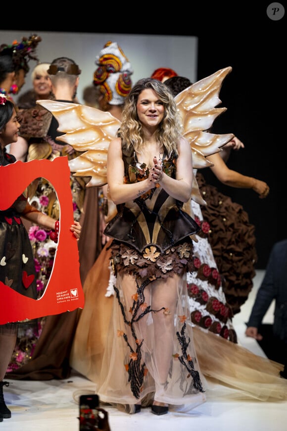 Juju Fitcats - Défilé d'ouverture du salon du chocolat 2023 à Paris porte de Versailles en faveur de l’association Mécénat Chirurgie Cardiaque le 27 octobre 2023. © Perusseau / Veeren / Bestimage  Opening parade of the Salon du Chocolat 2023 at Paris Porte de Versailles in aid of Mécénat Chirurgie Cardiaque on 27 October 2023. 