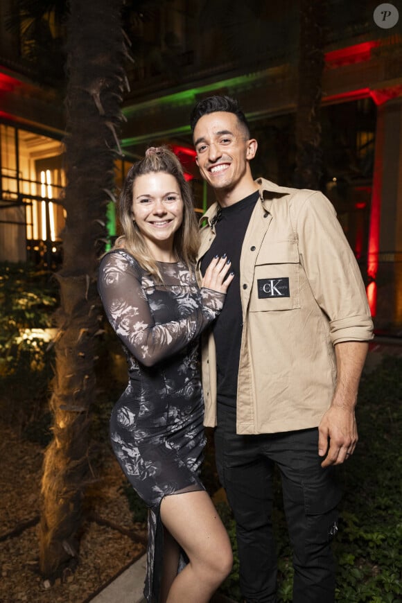 Elle a une grande mèche blanche dans les cheveux
Exclusif - Thibaud Delapart, dit Tibo InShape, Justine Becattini (Juju Fitcats) lors de l'inauguration du Restaurant & Bar 19.20 by Norbert Tarayre à l'hôtel Prince de Galles à Paris le 10 octobre 2023. Le 10 octobre dernier, le tout Paris avait rendez-vous dans ce qui s'annonce comme le bistrot du Triangle d'Or Parisien. Le Chef Norbert Tarayre aidé de l'agence The Atrenders et l'hôtel Prince de Galles ont organisé une pendaison de crémaillère des plus étonnantes. Au sein de ce mythique établissement de l'Avenue George V, tous les univers ont répondu présent : le monde de la télévision, le monde de la chanson, le monde du cinéma, le monde de la gastronomie , le monde sportif et enfin le monde des influenceurs. Une soirée incroyable ! C'est au milieu de danseuses du Moulin Rouge, d'un magicien et d'une caricaturiste que le chef Norbert Tarayre a annoncé le programme de son nouveau restaurant " 19.20 La table de Norbert ", un menu à 49e (entrée/plat/dessert), une rôtisserie à partager et un plat à l'ardoise. Pour l'ouverture ce jeudi 12 octobre, Norbert Tarayre veut frapper fort, le plat du jour : Les Moules Frites ! Une soirée où tous les mondes se sont réunis pour créer une nouvelle atmosphère rarement ressentie à Paris. Le sentiment que tout le monde peut échanger, se rencontrer autour de mets extrêmement simples. Cette pendaison de crémaillère a donné un magnifique aperçu de ce que Norbert Tarayre et le Prince de Galles souhaitent mettre en place. Ouverture officielle le 12 octobre à 12H. Pierre Perusseau / Coadic Guirec / Bestimage
Exclusive - No web en Suisse / Belgique Grand openning of Restaurant & Bar 19.20 by Norbert Tarayre at the Prince de Galles Hotel in Paris on 10 October 2023