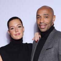 Adèle Exarchopoulos irrésistible en robe échancrée aux côtés de Thierry Henry et sa sublime femme