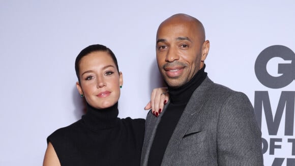 Adèle Exarchopoulos irrésistible en robe échancrée aux côtés de Thierry Henry et sa sublime femme