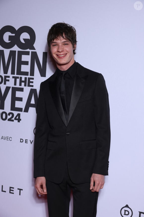 Paul Kircher - People au photocall de la soirée "GQ Men of the Year awards 2024" à l'hôtel Plaza à Paris. Le 20 novembre 2024 © Denis Guignebourg / Bestimage