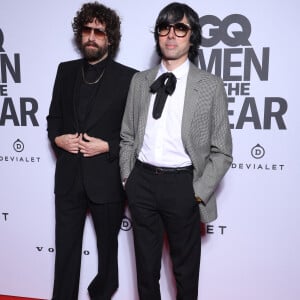 Gaspard Augé et Xavier de Rosnay du groupe Justice - People au photocall de la soirée "GQ Men of the Year awards 2024" à l'hôtel Plaza à Paris. Le 20 novembre 2024 © Denis Guignebourg / Bestimage