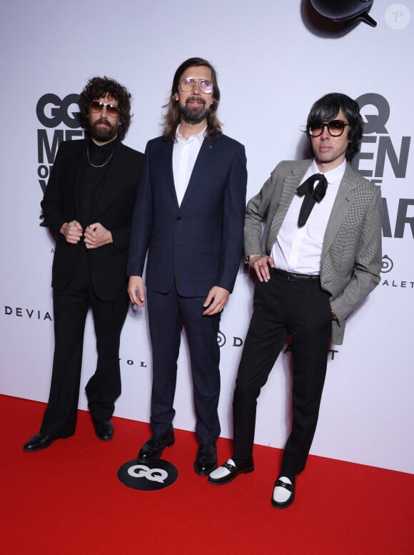 Gaspard Augé et Xavier de Rosnay du groupe Justice avec Pedro Winter - People au photocall de la soirée "GQ Men of the Year awards 2024" à l'hôtel Plaza à Paris. Le 20 novembre 2024 © Denis Guignebourg / Bestimage