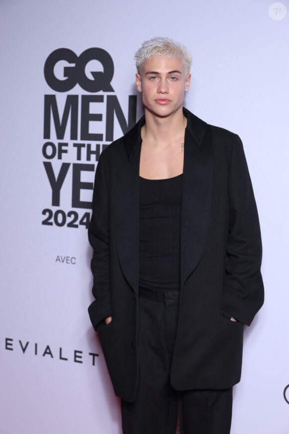 Matteo Sinet - People au photocall de la soirée "GQ Men of the Year awards 2024" à l'hôtel Plaza à Paris. Le 20 novembre 2024 © Denis Guignebourg / Bestimage