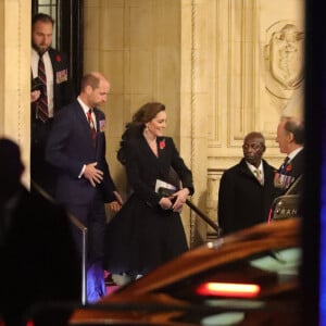 Après avoir subi une opération à l'abdomen en janvier, la princesse de Galles a révélé au monde qu'elle luttait contre la maladie.
Le prince William, prince de Galles, Catherine Kate Middleton, princesse de Galles à la sortie du Festival du souvenir (Festival of Remembrance) au Royal Albert Hall, Londres le 9 novembre 2024.