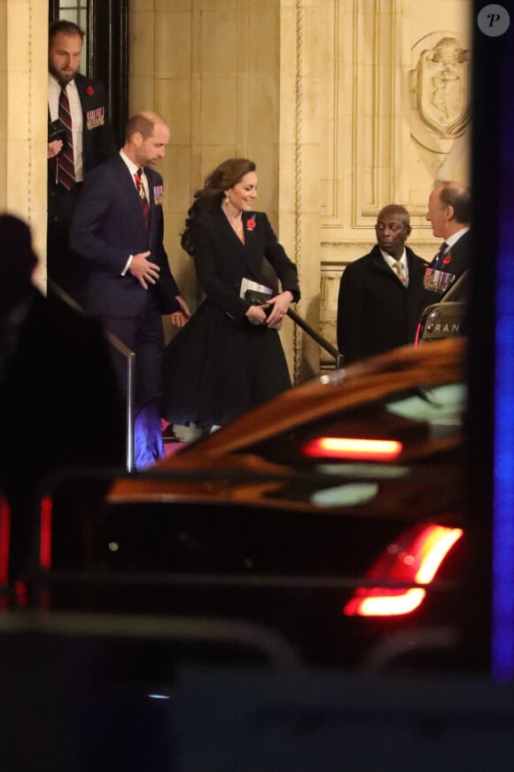 Après avoir subi une opération à l'abdomen en janvier, la princesse de Galles a révélé au monde qu'elle luttait contre la maladie.
Le prince William, prince de Galles, Catherine Kate Middleton, princesse de Galles à la sortie du Festival du souvenir (Festival of Remembrance) au Royal Albert Hall, Londres le 9 novembre 2024.