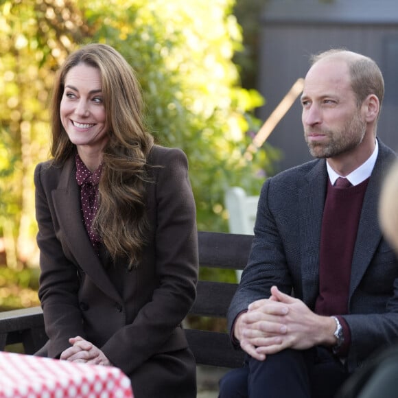 Le prince William, prince de Galles, et Catherine (Kate) Middleton, princesse de Galles, visitent le centre communautaire de Southport, pour rencontrer les familles des victimes de l'attaque au couteau, le 10 octobre 2024. © Julien Burton / Bestimage 