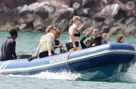Kate Winslet se promène en bateau sur les mers du Mexique le 13 mars 2010 avec ses enfants Joe et Mia et ses proches